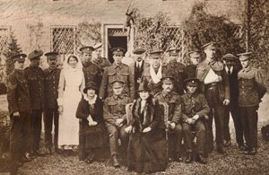 Lady Elizabeth com a condessa de Strathmore e soldados feridos convalescentes, 1916 de Unbekannt