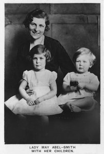 Lady May Abel-Smith com seus filhos, 1937 de Unbekannt