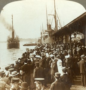 Deixando velhos lares e amigos - acenando emigrantes para a América, Christiania, Noruega, c1905. de Unbekannt