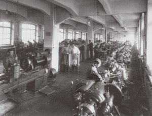 Processamento de lentes na fábrica da Optical Mechanical Association em Petersburg, 1916 de Unbekannt