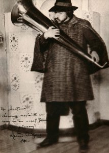 Leonid Andreyev, autor russo, tocando um instrumento musical, c1900 de Unbekannt