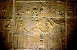 Alívio de calcário no templo de Philae, antigo egípcio de Unbekannt