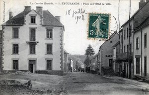 Limousin, Correze (19), Eygurande: vista do Place de l