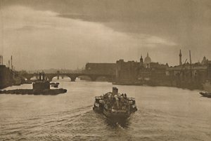 London-On-Sea: o barco de excursão diário entra no pôr do sol ao retornar de Margate, c1935. de Unbekannt