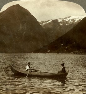 Olhando através de Essefjord, de Tjugum a Kjeipen coberto de gelo, Noruega, c1905. de Unbekannt
