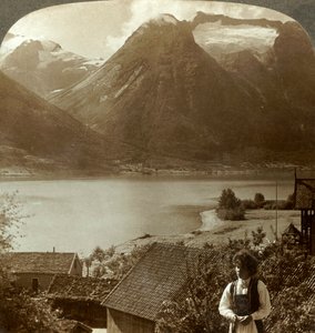 Olhando de Hjelle através do tranquilo Lago Strynns até as geleiras íngremes do Monte. Skaala, Noruega, c1905. de Unbekannt