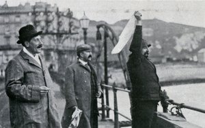 Louis Blériot no píer de Dover após seu voo pelo Canal da Mancha, 25 de julho de 1909 de Unbekannt