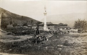 Macedoine, Grécia: um homem sobre um burro em frente a um minarete - Postcard 1914-1918 de Unbekannt