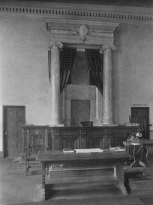 Mesa dos magistrados na sala do tribunal, Tribunal do Terceiro Distrito, Nova York, 1924 de Unbekannt