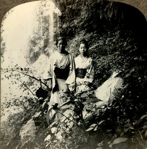 Donzelas da Terra do Sol Nascente, sob as cachoeiras de Kogijoku ..., c1900. . de Unbekannt