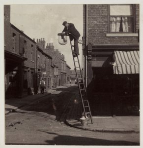 Homem limpando um semáforo de rua de gás, c 1905 de Unbekannt