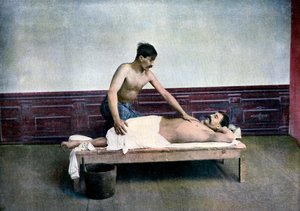 Homem tendo uma massagem na casa de banho, c1890 de Unbekannt