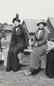 Maria Evgenyevna Golovina, secretária da direita de Rasputin e Julia Alexandrovna Den, 1912-1913 de Unbekannt