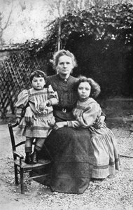 Marie Curie, física francesa de origem polonesa, com suas filhas Eve e Irene, 1908 de Unbekannt