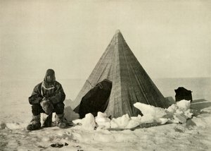 Marshall Outside a Tent, no acampamento, c1908, 1909. de Unbekannt