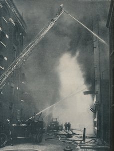 Forças em massa do bombeiro moderno confrontado com um incêndio na cidade, c1935 de Unbekannt