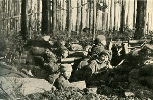 Arma máxima em ação na Frente Britânica, Primeira Guerra Mundial, 1915, c1920. de Unbekannt