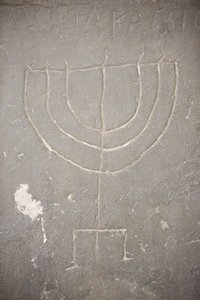 Menora (Menorah) esculpida numa antiga lápide, Budapeste, Hongrie de Unbekannt