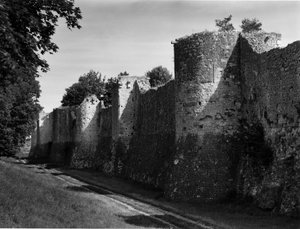 Arquitectura militar: as muralhas da cidade medieval de Provins (Sena e Marne) construídas entre os séculos XI e XIII. de Unbekannt
