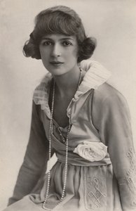 Julia James, 1890-1964, c1930. de Unbekannt