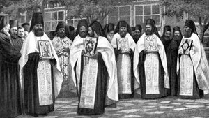 Monges da igreja grega carregando volumes da Liturgia, Grécia, 1922 de Unbekannt