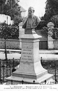 Monumento a Aristide Boucicaut fora de sua casa na sua cidade natal de Bellême, França (litho) de Unbekannt