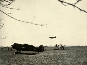 Morane 406 no aeródromo de Vassincourt com o francês Curtiss Hawk e furacão, 1939-1940, 1941. de Unbekannt