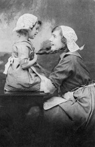 Mãe e filha, início do século XX de Unbekannt