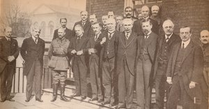 Sr. Lloyd George, Primeiro Ministro, e alguns de seus colegas em 1917, c1917, 1935 de Unbekannt