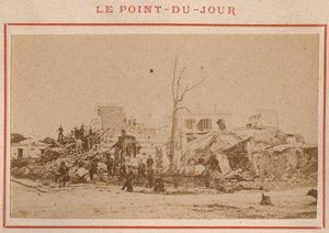 Município de Paris (1871): vista das ruínas do bairro de Point-du-Jour, em Paris, em maio de 1871. Fotografia de Pierre Pepetit. Impressão em papelão, Dim. 9x5,4 cm de Unbekannt