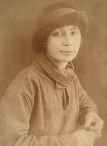 Natalia Sergeevna Goncharova 1881-1962 em Paris, 1917. de Unbekannt