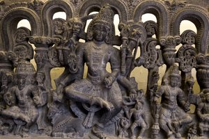 Museu Nacional da Índia, Nova Deli. Lintel mostrando a trindade (Brahma, Vishnu e Shiva). Kakatiya de Unbekannt