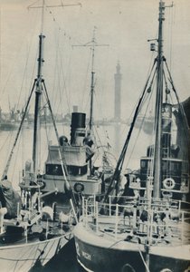 Traineira naval, HMS Liffy ao lado de um navio de pesca de Grimsby nas docas de Grimsby, 1937 de Unbekannt