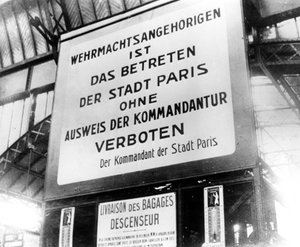 Aviso em uma estação ferroviária em Paris ocupada pela Alemanha, 17 de julho de 1940 de Unbekannt