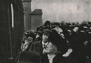 Notificação oficial da morte do rei Eduardo VII postada fora do Palácio de Buckingham, em maio de 1910. de Unbekannt