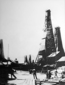 Extração de óleo em Baku, Rússia, c1903-c1906. de Unbekannt
