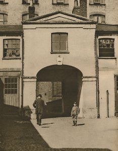 Mews velhos disseram ter sido os estábulos dos Iron Dukes em Knightsbridge, c1935. de Unbekannt