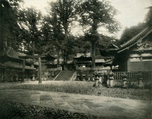 Um dos muitos templos em Nikko, Japão, local de peregrinação de santuários sagrados, 1936. de Unbekannt