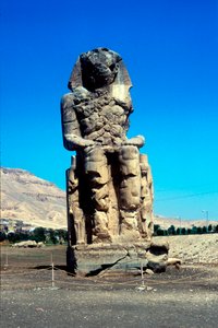 Um dos Colossos de Memnon, perto do Vale dos Reis, Egito, século 14 aC de Unbekannt