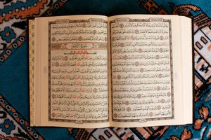 Kuran aberto e tapete de oração, , Tunisie de Unbekannt