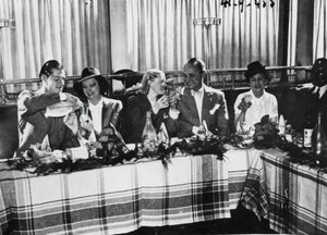 Abertura de um restaurante por cantores franceses populares, Paris, setembro de 1941 de Unbekannt