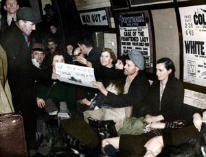 Vendedor de papel no subsolo, Londres, c.1940 de Unbekannt