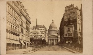 Comuna de Paris (1871): vista do Panteão e da rue Soufflot (grandes painéis publicitários promovem a Maison de la rue du Pont Neuf). Fotografia anónima. Impressão em papelão Dim. 10x6 cm de Unbekannt