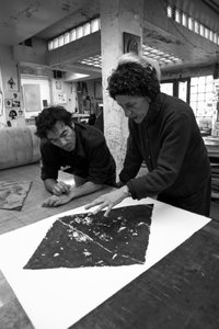 Pascal Gauvard, co-fundador da oficina de gravura Pasnic, Annie-Paule Thorel, pintora francesa. Análise de uma gravura. Oficina de gravura Pasnic em Paris, em 2009. de Unbekannt