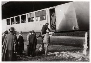 Passageiros que embarcam no Zeppelin LZ 11 Viktoria Luise, c1912-1914 1933 de Unbekannt