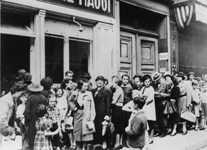 Pessoas na fila do lado de fora de uma loja de laticínios, Paris ocupada pela Alemanha, 26 de julho de 1940 de Unbekannt