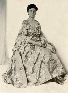 Fotografia de um brocado de kincob, com stomacher bordado seda, c1750, 1937. de Unbekannt