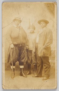 Postal fotográfico de três mulheres não identificadas, 1904-1918. de Unbekannt