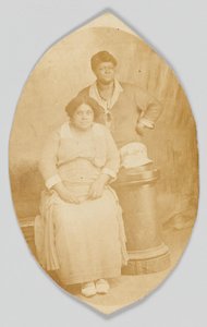 Postal fotográfico de duas mulheres não identificadas, 1918-1930. de Unbekannt