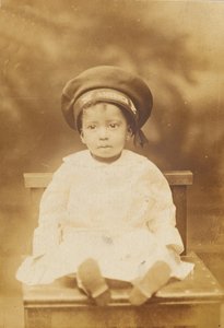 Postal fotográfico com imagem de uma criança pequena, 1918-1930. de Unbekannt